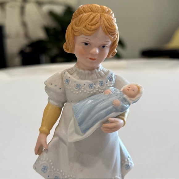 Vintage Avon "A Mother’s Love" Porcelain Figurine 1981 - Hand Painted - Picture 4 of 4